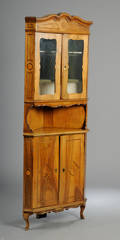 Italiensk hjørnevitrineskab af nøddetræ, 1800 tallet