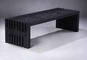 Bænk, dansk produceret Trallebænk af ral 9005 matsortlakeret miljørigtigt dansk træ