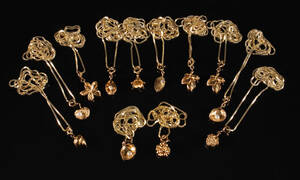 Samling vedhæng og kæder af forgyldt sterlingsølv