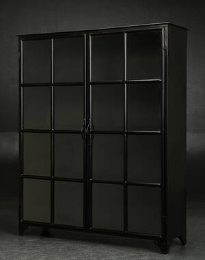 Vitrineskab i sortbemalet metal. Rustikt look. Industrielt design