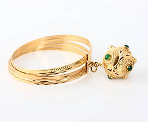 Armbånd med stor kuglecharm af 18 kt. guld, vægt ca. 42 gr