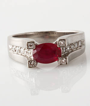 Fransk rubin- og brillantring af 18 kt. hvidguld