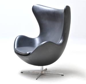 Arne Jacobsen 1902 - 1971. Ægget, model 3316, sort classic læder