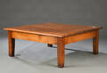 Sofabord af lakeret hardwood.