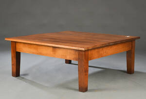Sofabord af lakeret hardwood.