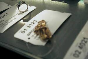 Brosch, 18 k.  med halvpärlor