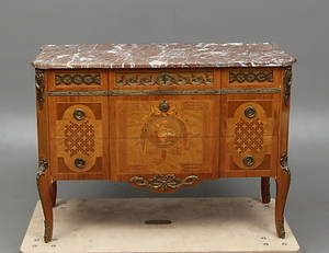 BYRÅ med stenskiva, gustaviansk stil, 1900-tal.