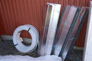 Golvslang 28 mm, ca 55 meter  ca 60 st golvbleck