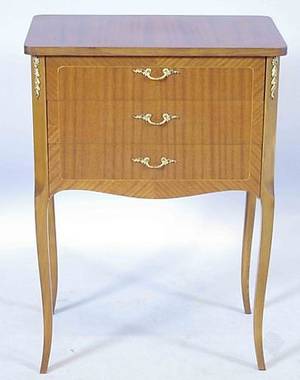 BYRÅ, 3-lådig, mahogny med bronser, rokokostil.