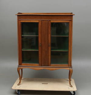 VITRINSKÅP, Louis XV-stil, 1900-tal.