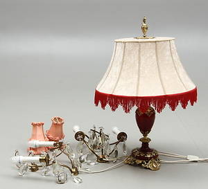 VÄGGLYSTRAR, 1 par, med två ljusarmar vardera, BORDSLAMPA, 1900-tal.