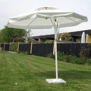 Hængeparasol i hvid med granit sokkel - Ø 3,0 mtr.