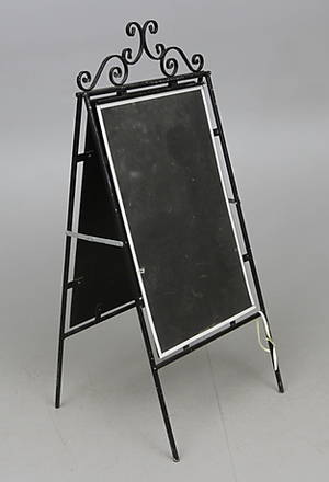 TROTTOARPRATARE, svart lackad metall, 2000 tal.