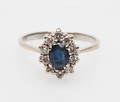 VITGULDSRING med diamanter samt safir, 18k guld, vikt ca 2,9 gr.