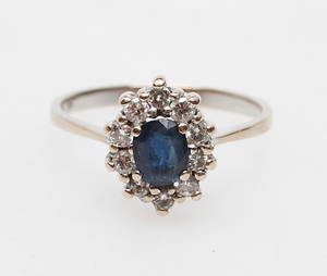 VITGULDSRING med diamanter samt safir, 18k guld, vikt ca 2,9 gr.