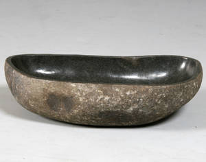 Unika trug  bassin udhugget i stor flodsten