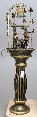 FIGURINLAMPA PÅ PIEDESTAL.