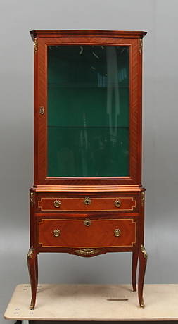 VITRINSKÅP, Louis XV-stil, 1900-tal.