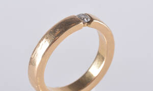 Ring i 18K guld med diamant ca 0.12 ct