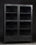 Vitrineskab i metal. Rustikt look. Industrielt design