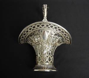 BLOMSTERKORG, med glasinsatts, pläter , 1900-tal.