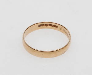 RING, 18k guld, vikt ca 2,8 gr.