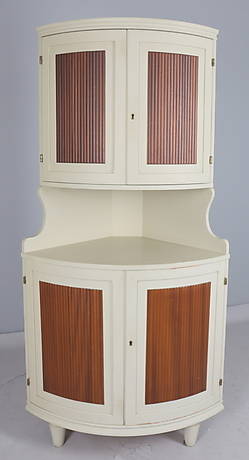 HÖRNSKÅP i Gustaviansk stil. 1900-tal.