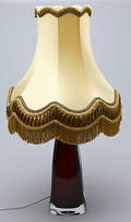 BORDSLAMPA i vinrött glas. Märkt Orrefors R4 1322.