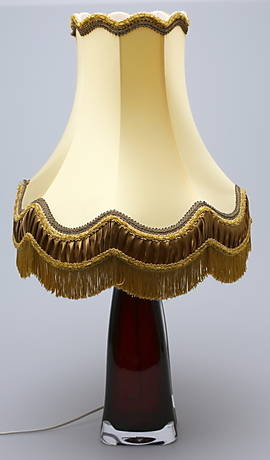 BORDSLAMPA i vinrött glas. Märkt Orrefors R4 1322.
