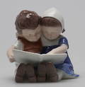 FIGURIN. Läsande barn.  BingGröndahl. Märkt 1567 KL. Denmark.