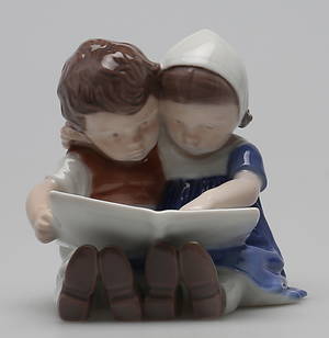 FIGURIN. Läsande barn.  BingGröndahl. Märkt 1567 KL. Denmark.