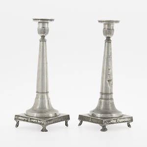 LJUSSTAKAR, ett par, tenn, troligen sengustavianskt från 1800-talets första hälft.