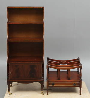 BOKHYLLA och TIDNINGSSTÄLL, engelsk stil, 1900-talets andra hälft.