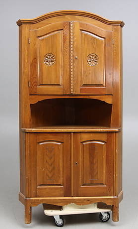 HÖRNSKÅP, 1900-tal.