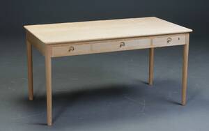 Hans J. Wegner. Fritstående skrivebord af massiv egetræ, Denne vare er sat til omsalg under nyt varenummer 4155778