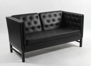 Erik Jørgensen. To-pers. sofa, sort læder, model EJ 315