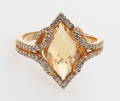 RING, 18k guld med diamanter samt enligt uppgift citrin ca 3ct. Vikt 4,8 gram.