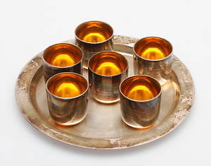 SNAPPSGLAS samt BRICKA, 7 delar, nysilver, 1900-talets första hälft.