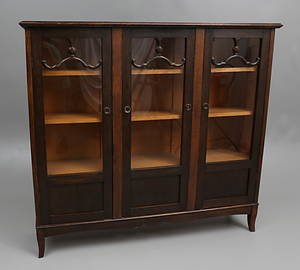 BOKSKÅP, 1900-talets första hälft.