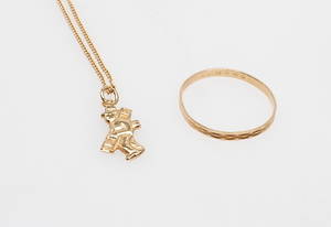 HALSKEDJA med HÄNGE samt RING, 18k guld, vikt ca 5,4 gr.