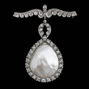 BROSCH, 18k vitguld med 47 st diamanter och pärla, 13,4 gram brutto.