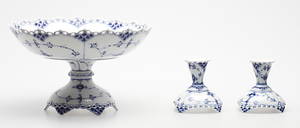 SKÅL på FOT samt LJUSSTAKAR, 3 delar, porslin, Musselmalet, Royal Copenhagen.