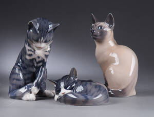 Royal Copenhagen, tre figurer i form af katte. 3