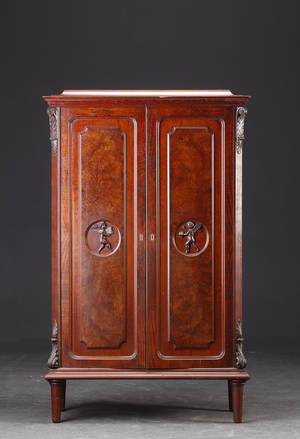 Dækketøjsskab, nøddetræ. 19. årh.s sidste fjerdedel.