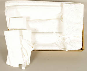 LAKAN SAMT ÖRNGOTT med spets och brodyr.