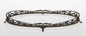 BORDSPLATEAU, glas och metall, omkring 1900.