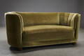 Dansk møbelproducent. To-pers. bananformet sofa 