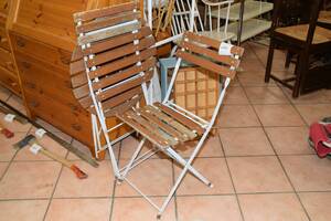 Stolar 2 st ihopfällbara, H 80 cm  bord diam 60 cm
