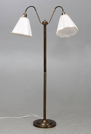 GOLVLAMPA, två armad, metall, 1900 talets slut.