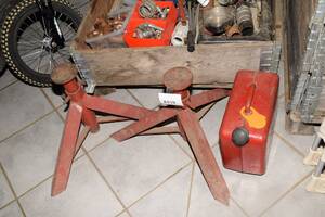 2 st pallbockar och bränsledunk